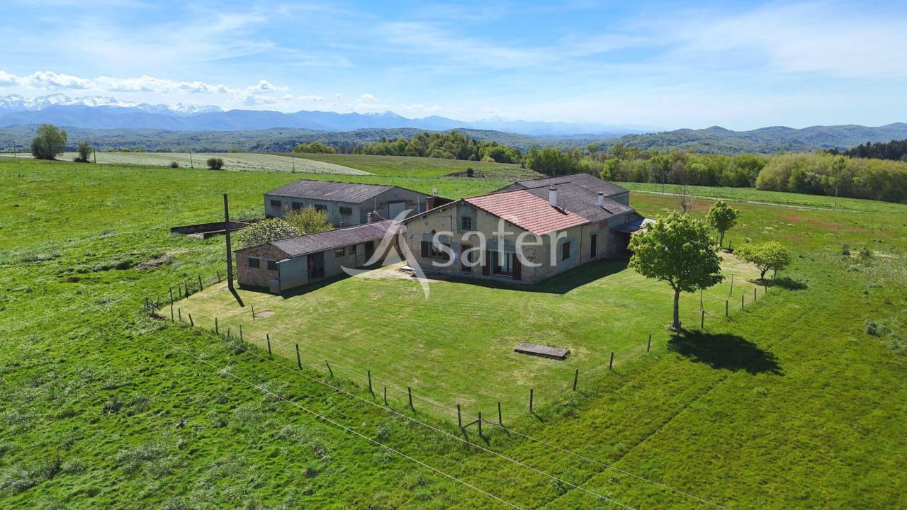 Maison d'habitation et d&eacute;pendances sur 3 hectares agricoles- Pr