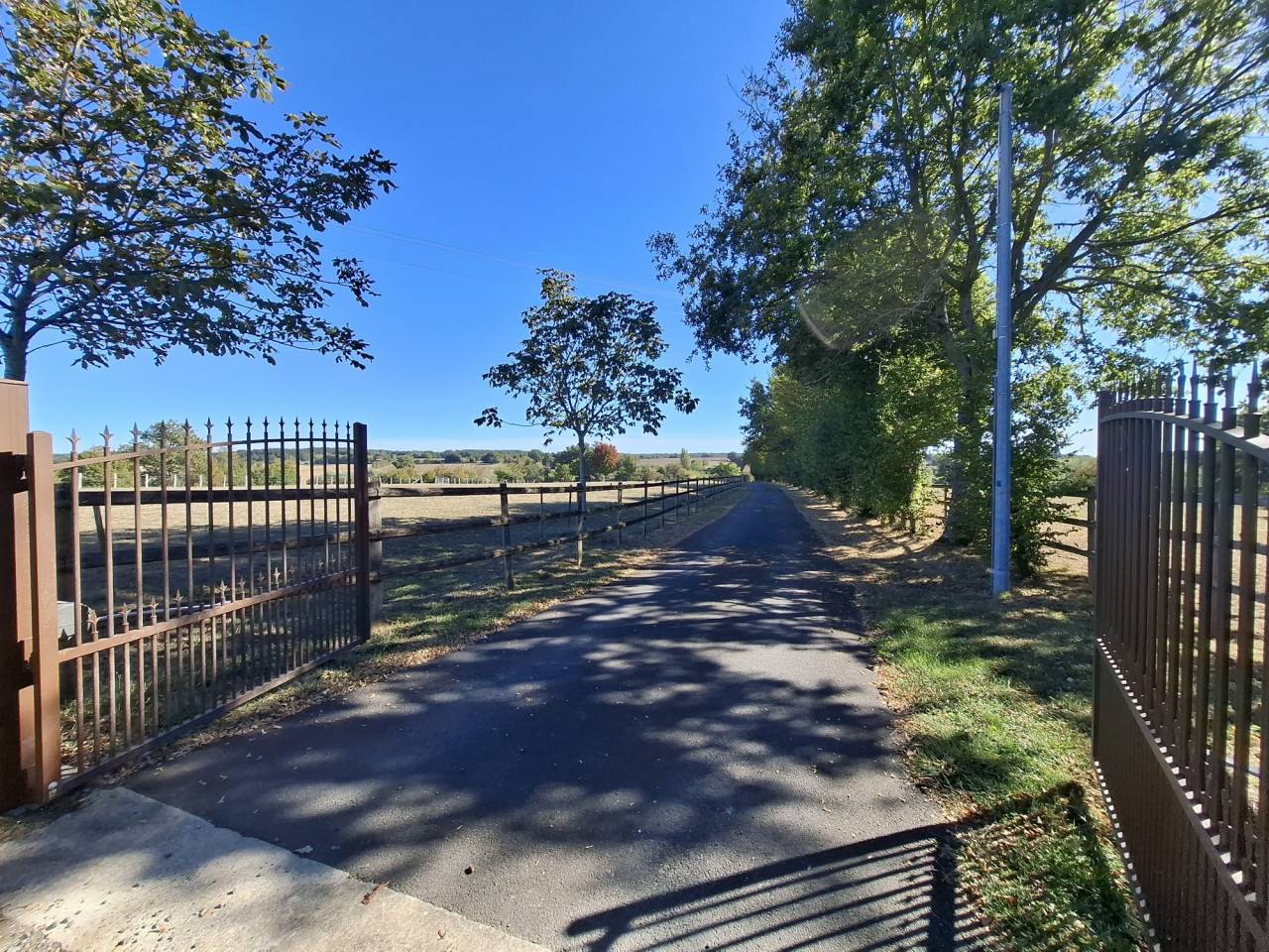 &Agrave; VENDRE  Magnifique domaine &eacute;questre avec maison de caract
