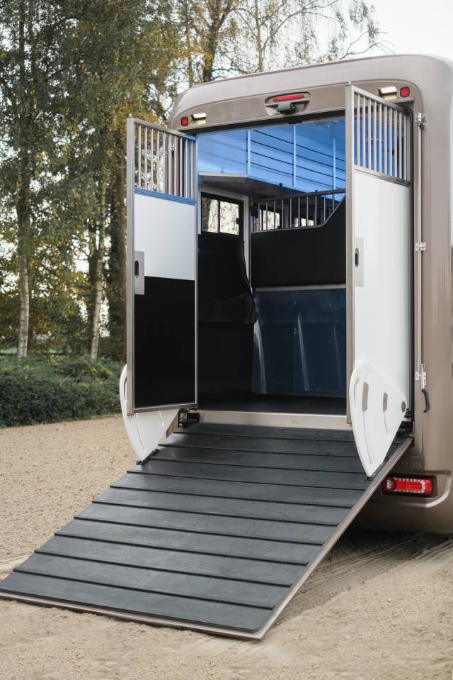 Camion poids lourds Krismar 9 chevaux stalles