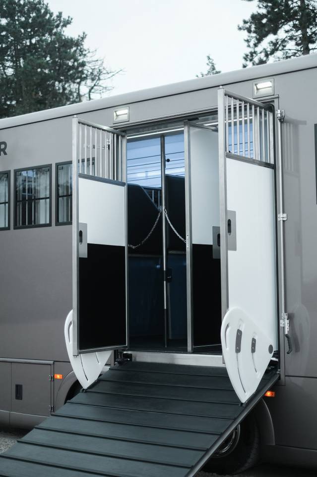 Camion poids lourds Krismar 9 chevaux stalles