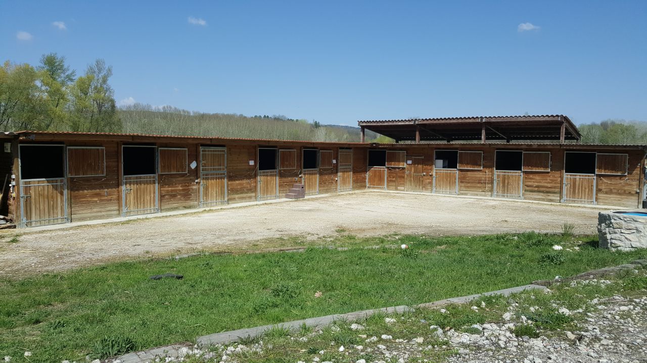 G&icirc;te &eacute;questre 130m2 8 personnes au c&oelig;ur du Lub&eacute;ron