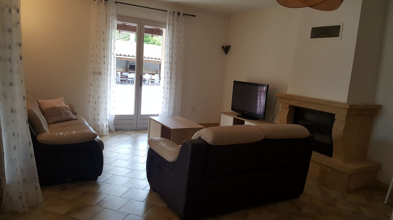 G&icirc;te &eacute;questre 130m2 8 personnes au c&oelig;ur du Lub&eacute;ron