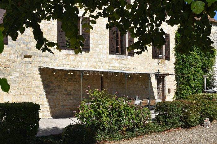 Château de 340m² sur 3.5ha à 15 min de Bergerac