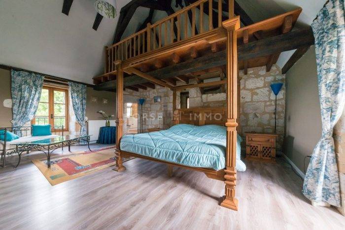 Château de 340m² sur 3.5ha à 15 min de Bergerac