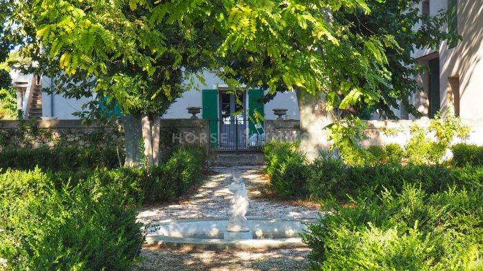 Domaine languedocien avec installations équestres