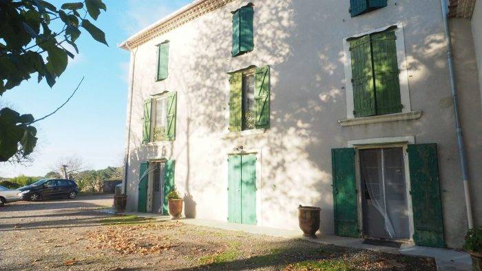 Domaine languedocien avec installations équestres