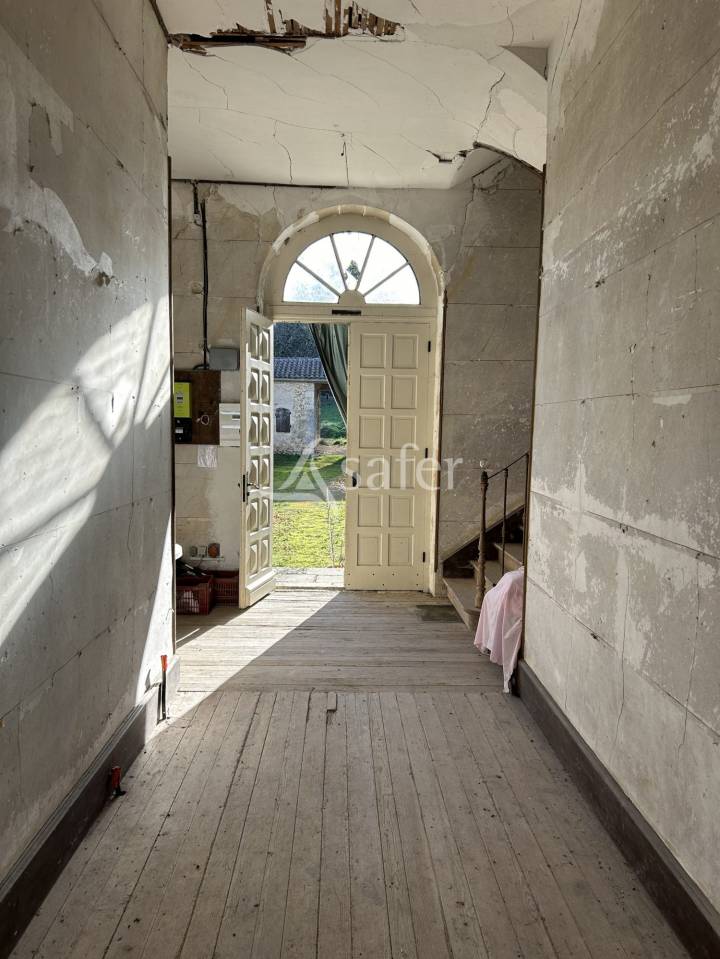 Domaine de caract&egrave;re &agrave; r&eacute;nover sur 17ha