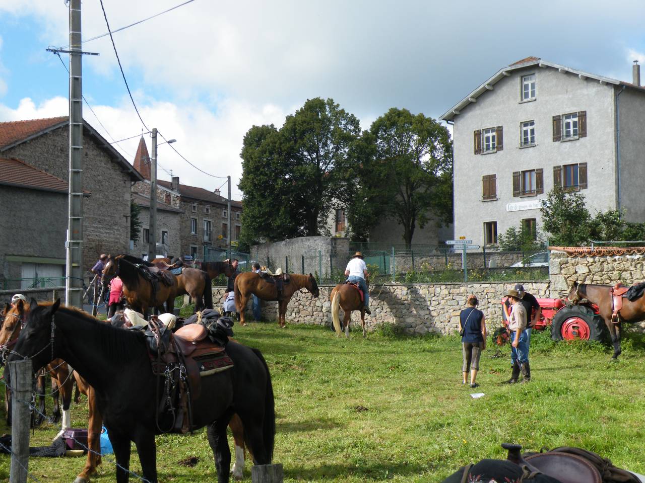 g&icirc;te d'&eacute;tape accueil des chevaux au pr&eacute;