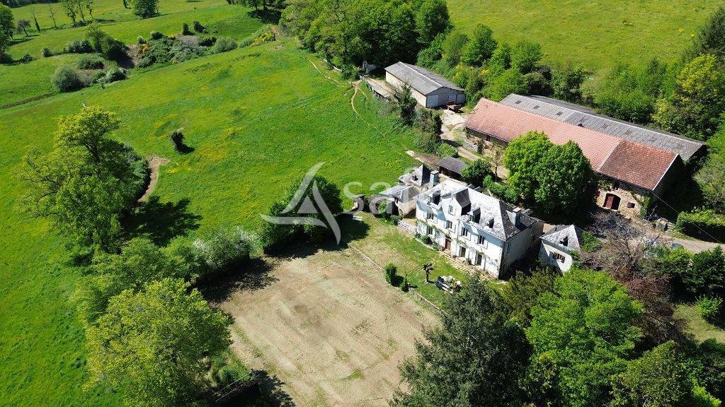 Domaine de 58 ha avec son b&acirc;ti de caract&egrave;re, &agrave; 1h30 de Clermo