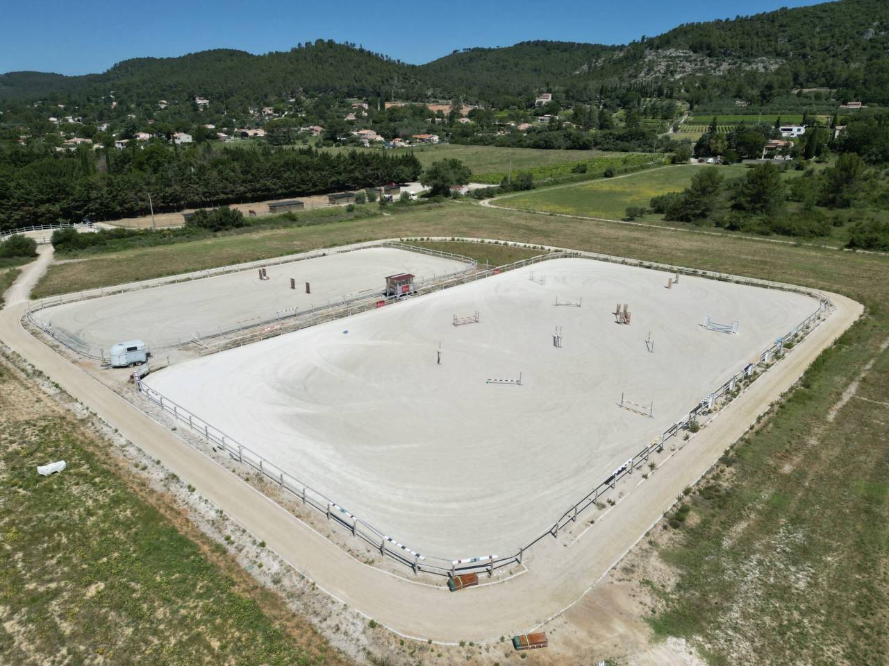 Mas, écuries et dépendances sur 15 hectares  Brignoles (83)