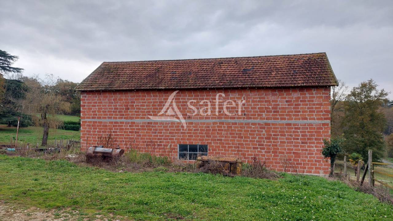 Corps de ferme sur 2ha irriguables en Périgord noir