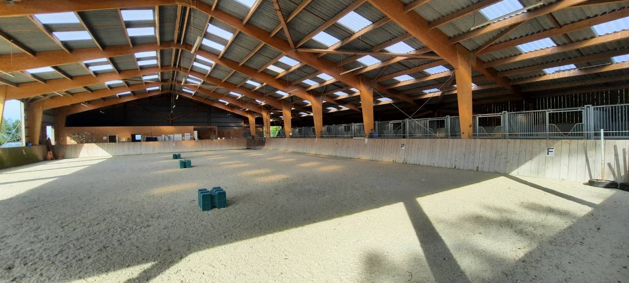 NIORT  - Structure d&eacute;di&eacute;e &agrave; l'&eacute;quitation sur 3 ha