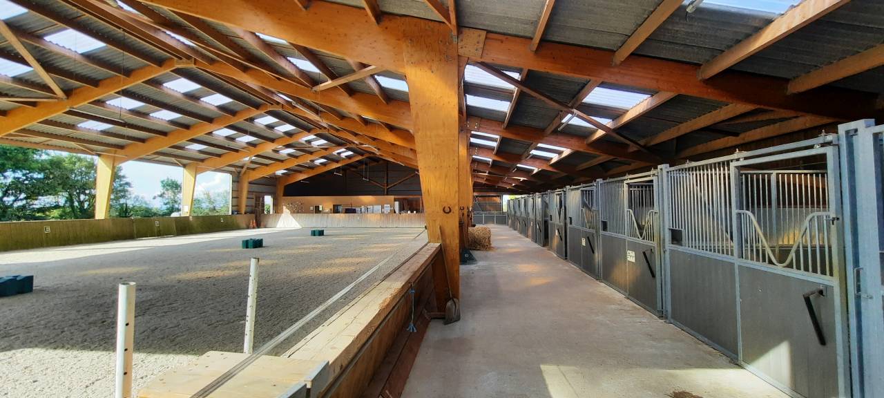 NIORT  - Structure d&eacute;di&eacute;e &agrave; l'&eacute;quitation sur 3 ha