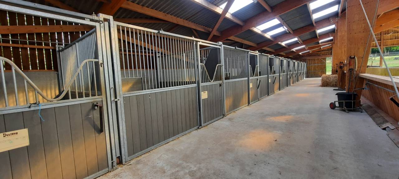 NIORT  - Structure d&eacute;di&eacute;e &agrave; l'&eacute;quitation sur 3 ha