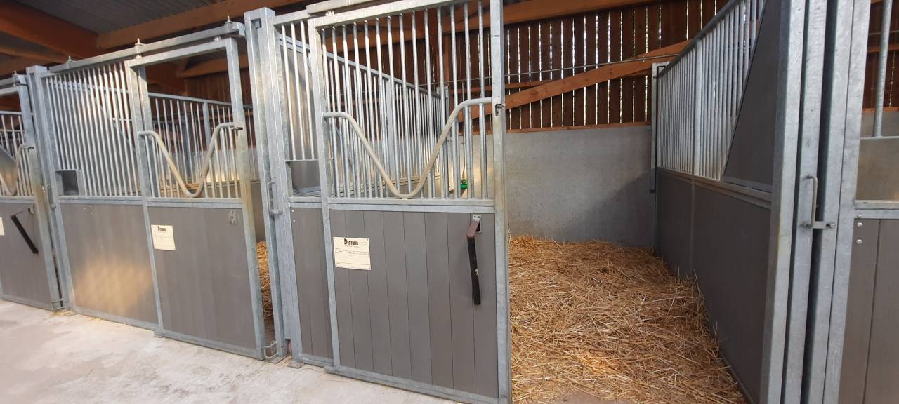 NIORT  - Structure d&eacute;di&eacute;e &agrave; l'&eacute;quitation sur 3 ha