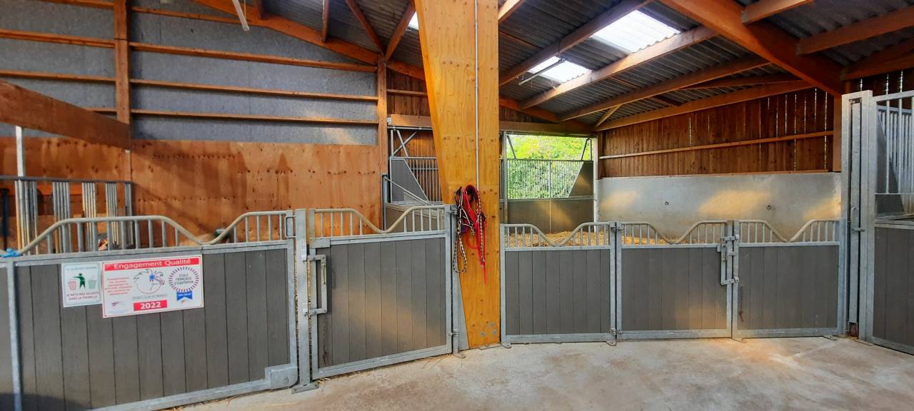 NIORT  - Structure d&eacute;di&eacute;e &agrave; l'&eacute;quitation sur 3 ha