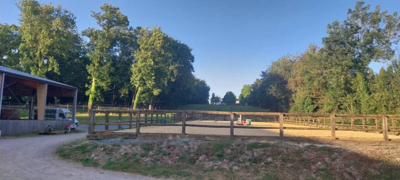 NIORT  - Structure d&eacute;di&eacute;e &agrave; l'&eacute;quitation sur 3 ha