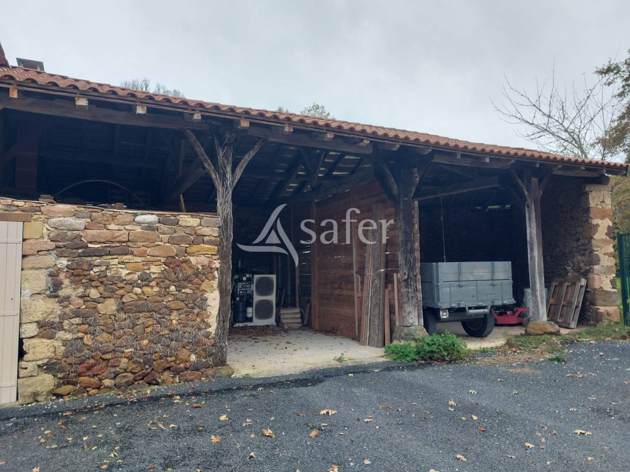 Belle propriété bâtie sur 28ha de pré et bois proche Monpazi