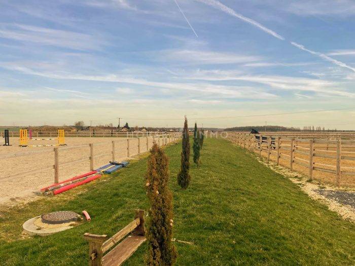 Superbe Corps de Ferme et Installations Equestres