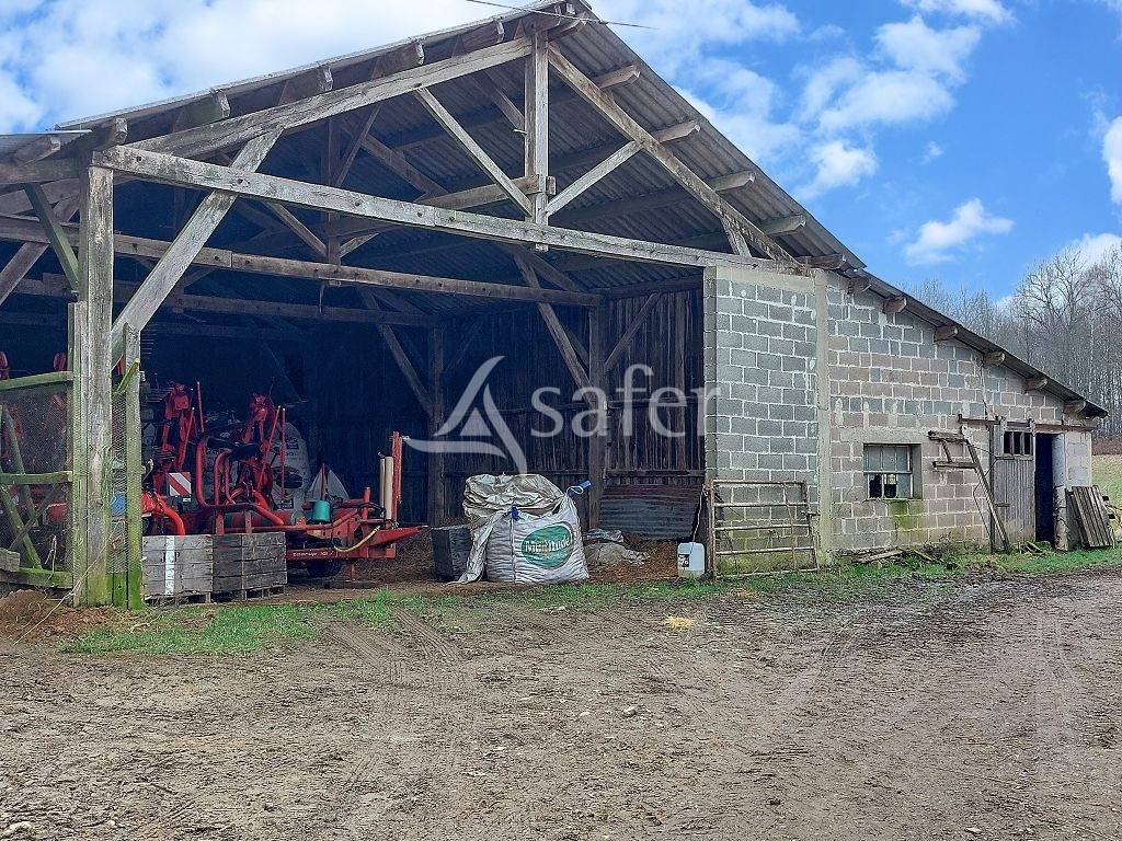 Ensemble de bâtiments agricoles avec 5 ha bien groupés aux con
