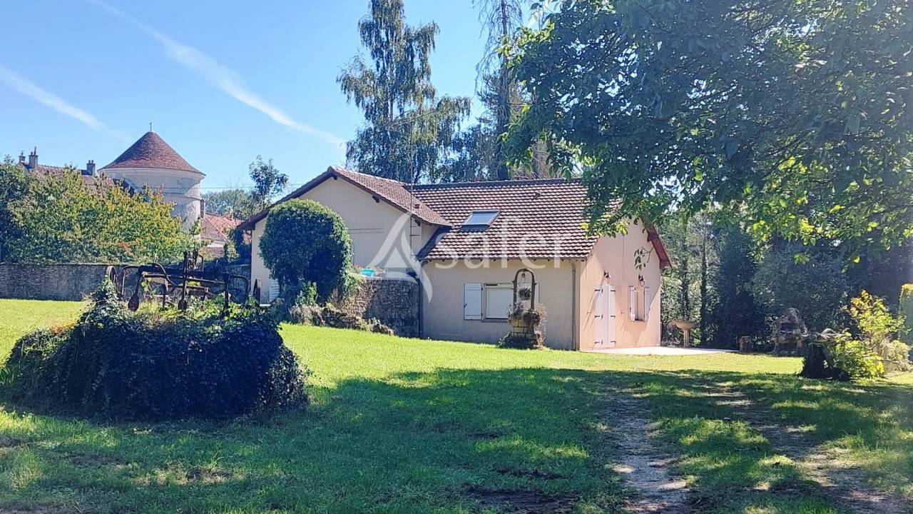 Propriété Bâti entourée d'un parc arborée clos