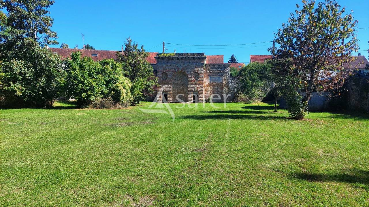 Propriété Bâti entourée d'un parc arborée clos