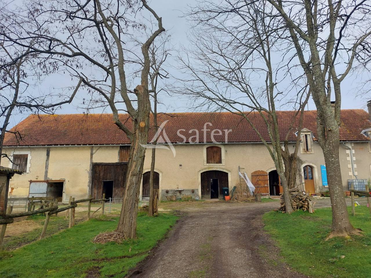 Propriété agricole bio sur 13ha de pré et bois proche Montpon