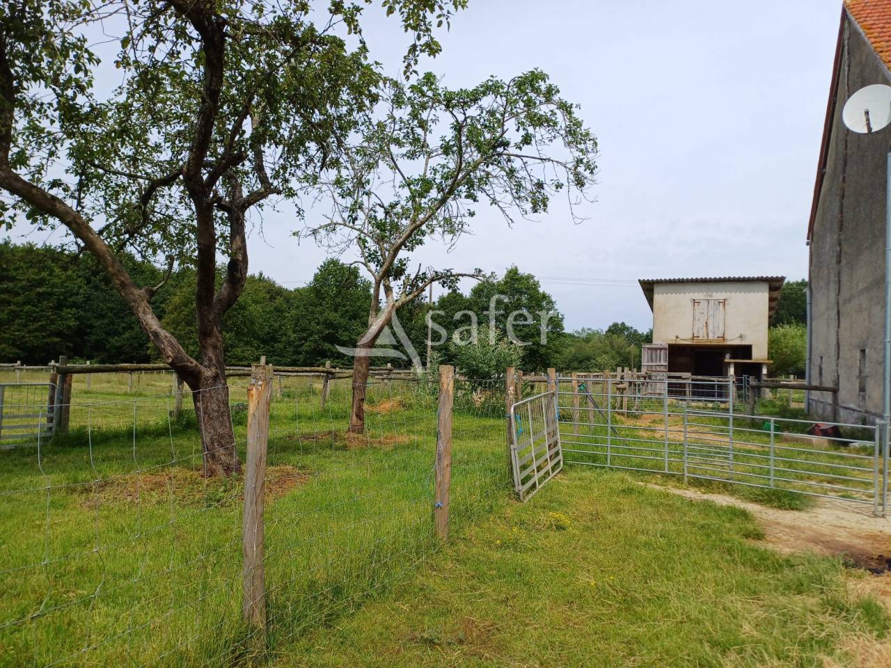Propriété agricole bio sur 13ha de pré et bois proche Montpon