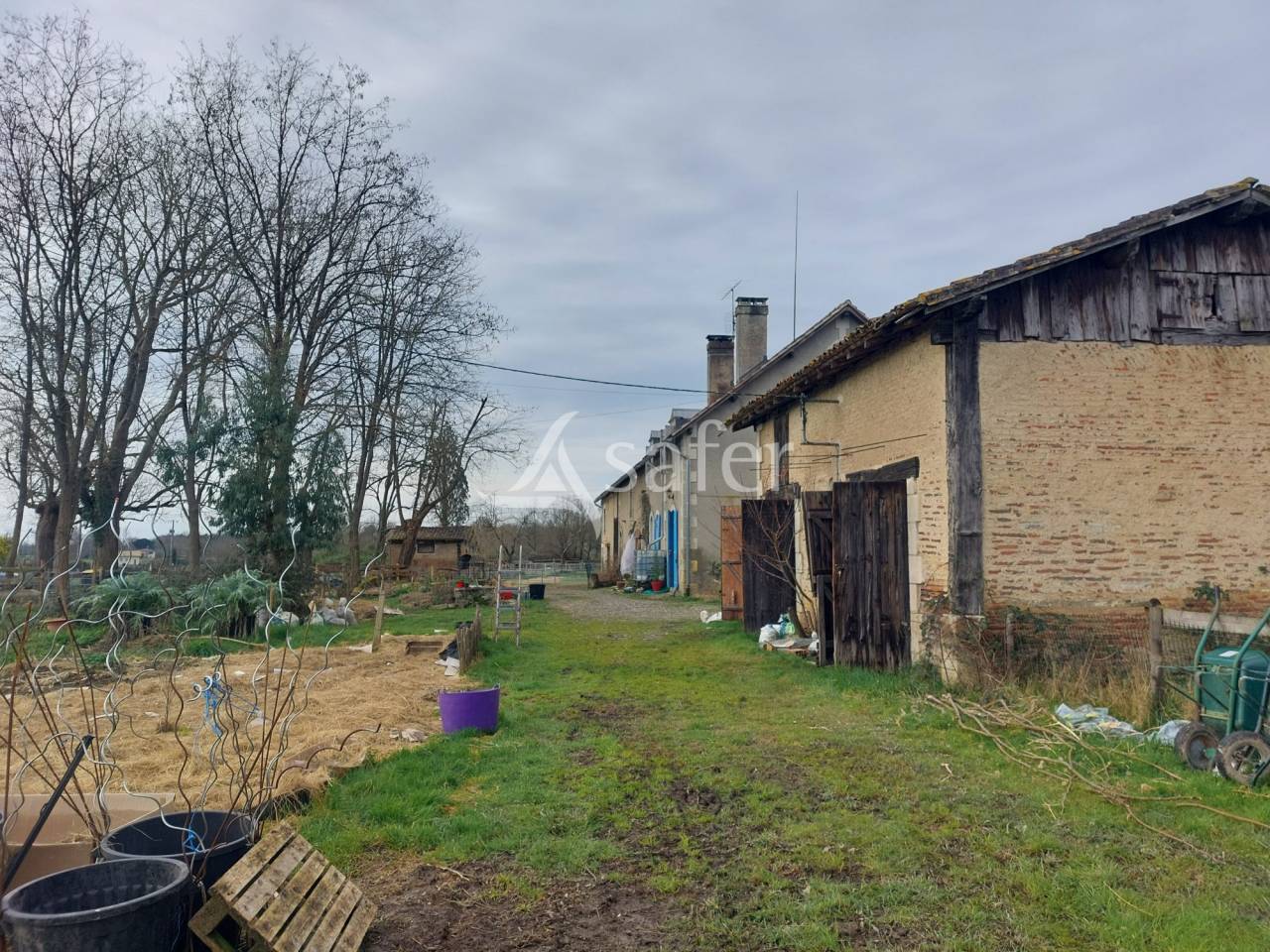 Propriété agricole bio sur 13ha de pré et bois proche Montpon