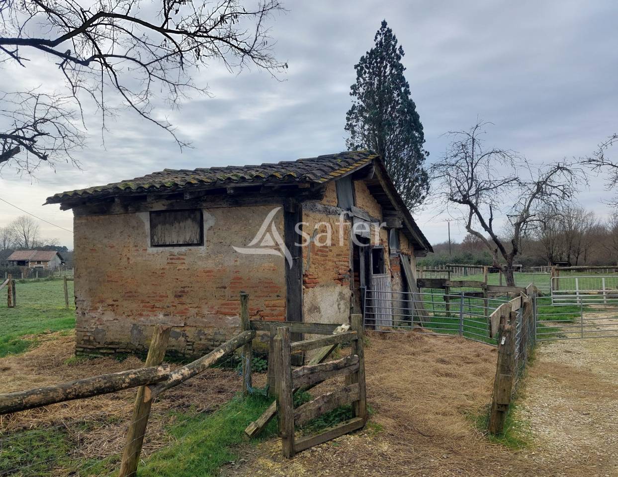 Propriété agricole bio sur 13ha de pré et bois proche Montpon