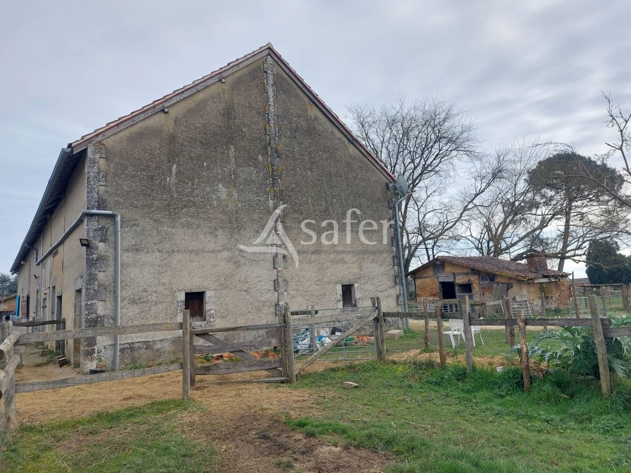 Propriété agricole bio sur 13ha de pré et bois proche Montpon