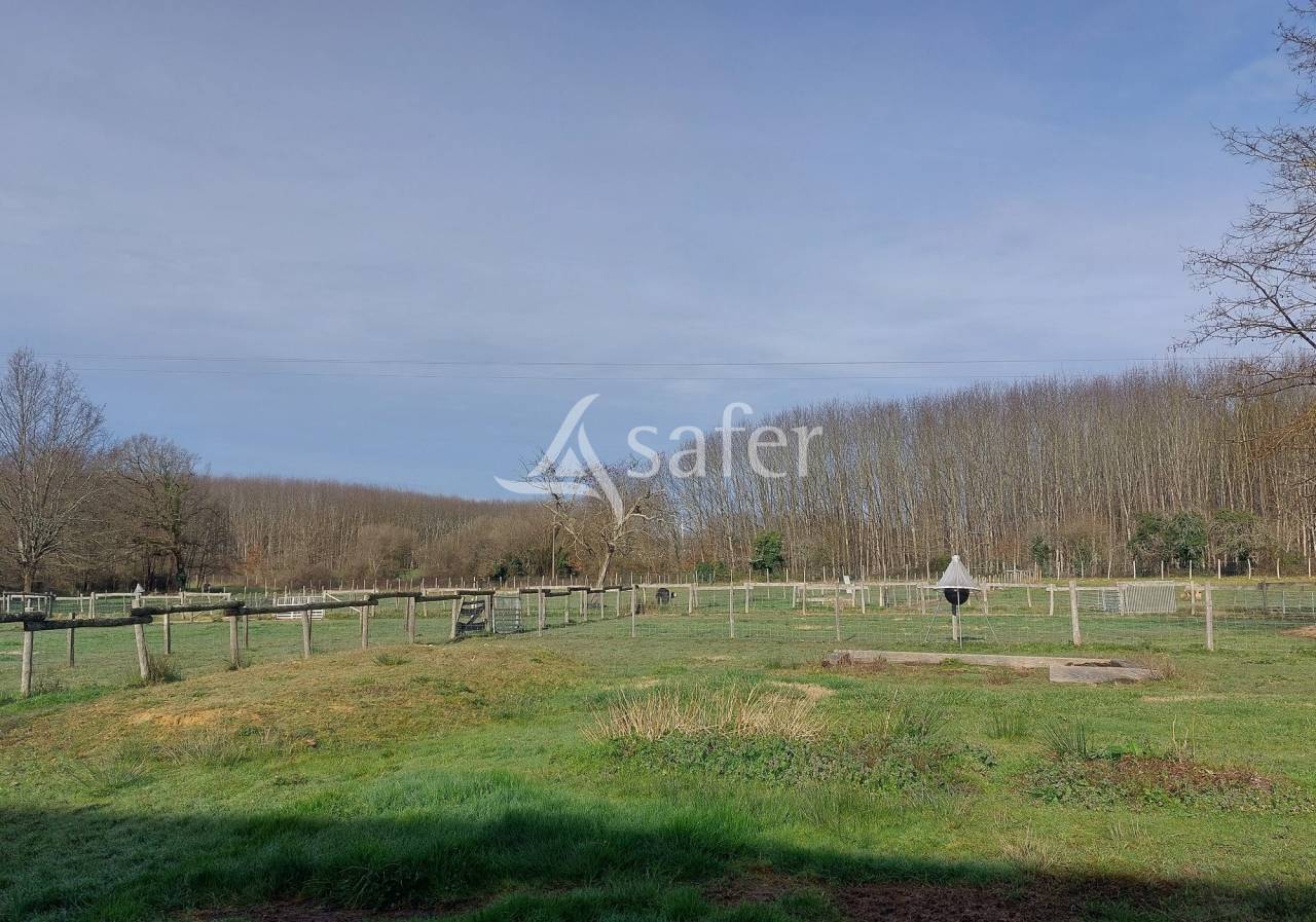 Propriété agricole bio sur 13ha de pré et bois proche Montpon