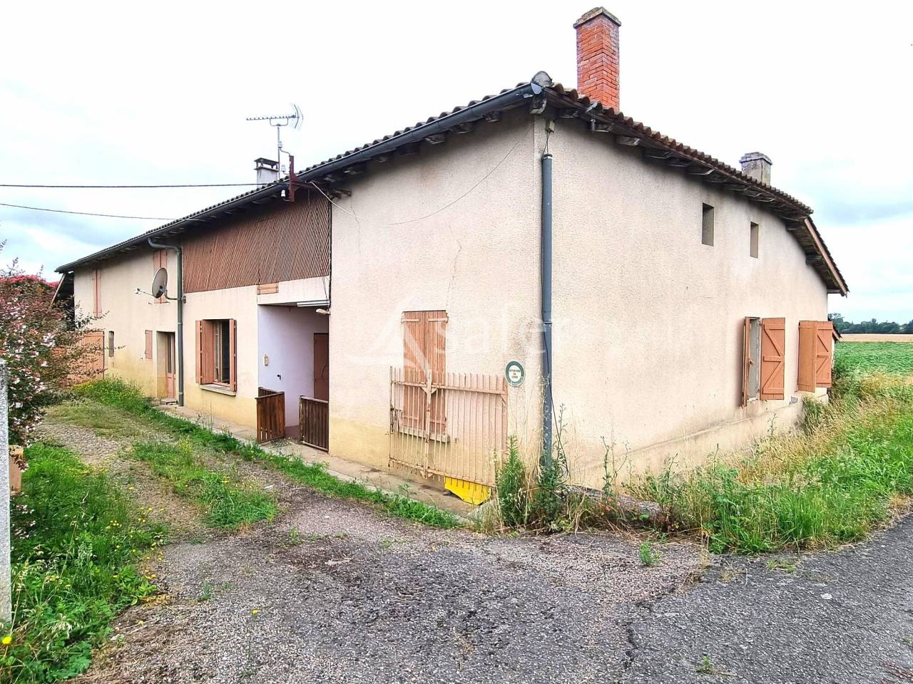 Proche de Montech ancien corps de ferme 185 m² à rénover sur