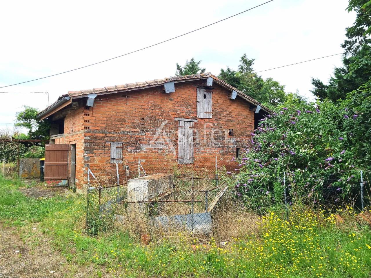 Proche de Montech ancien corps de ferme 185 m² à rénover sur