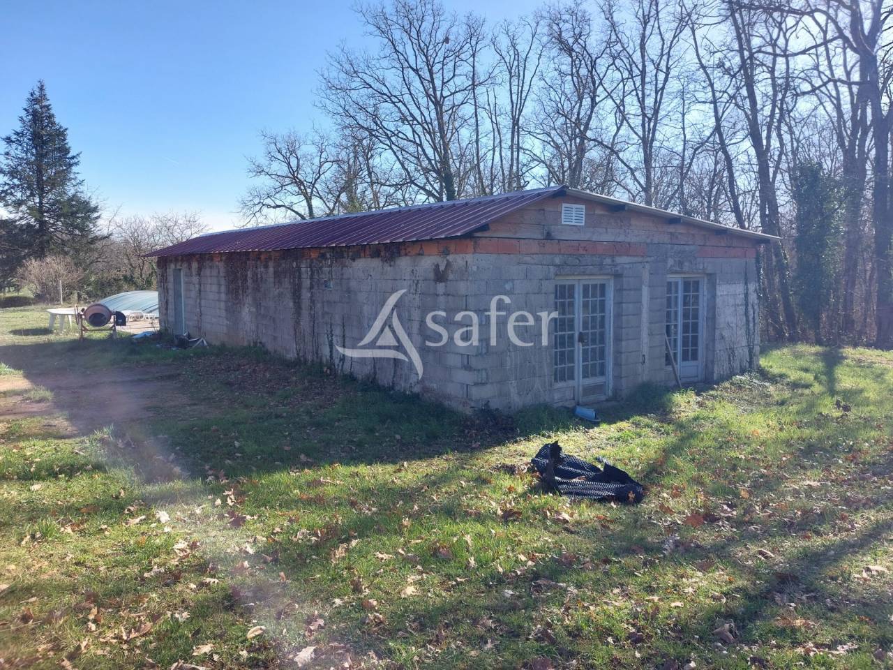 Belle propriété bâtie sur 18ha de prés et bois en Périgord