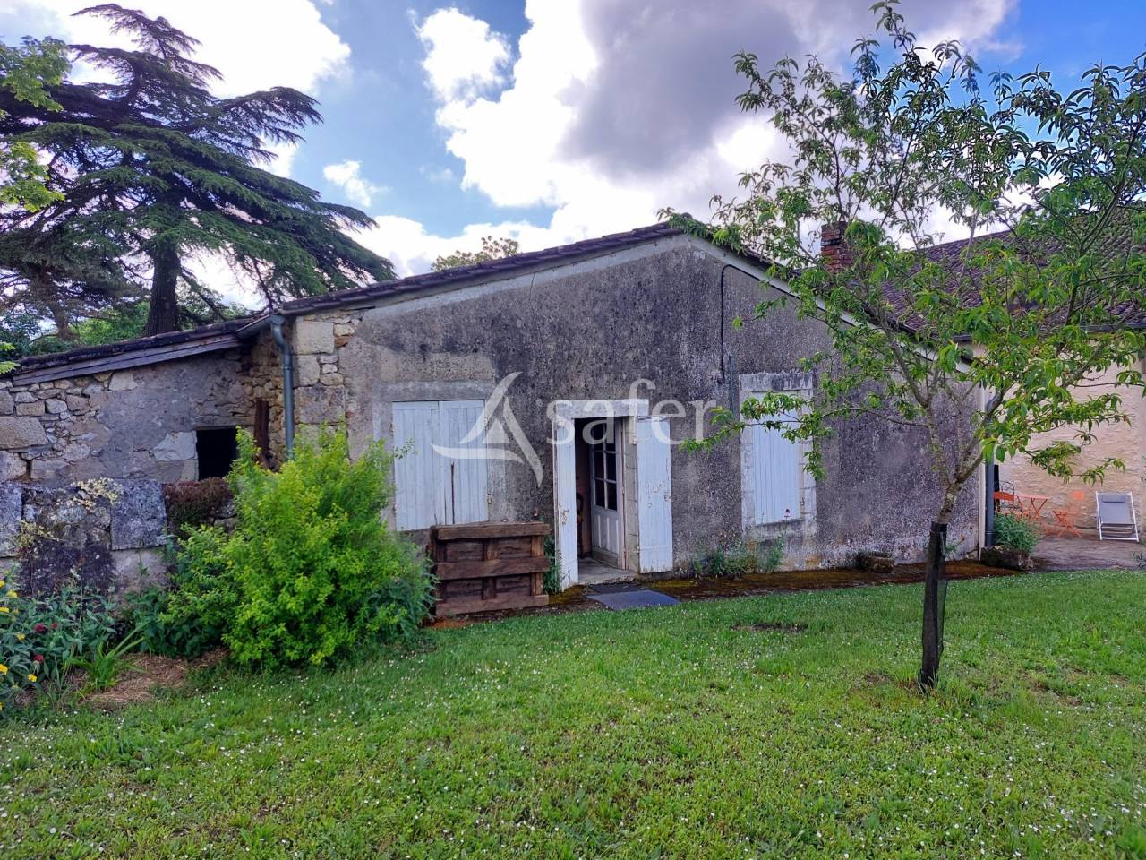 Propriété bâtie sur 20ha avec belle maison du 17ème siècle,