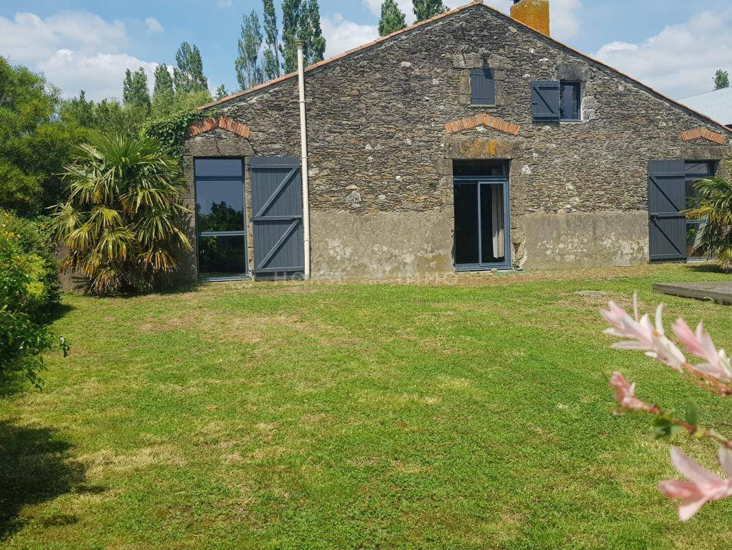 Propriété équestre de charme avec 2 maisons sur 9 hectares ?