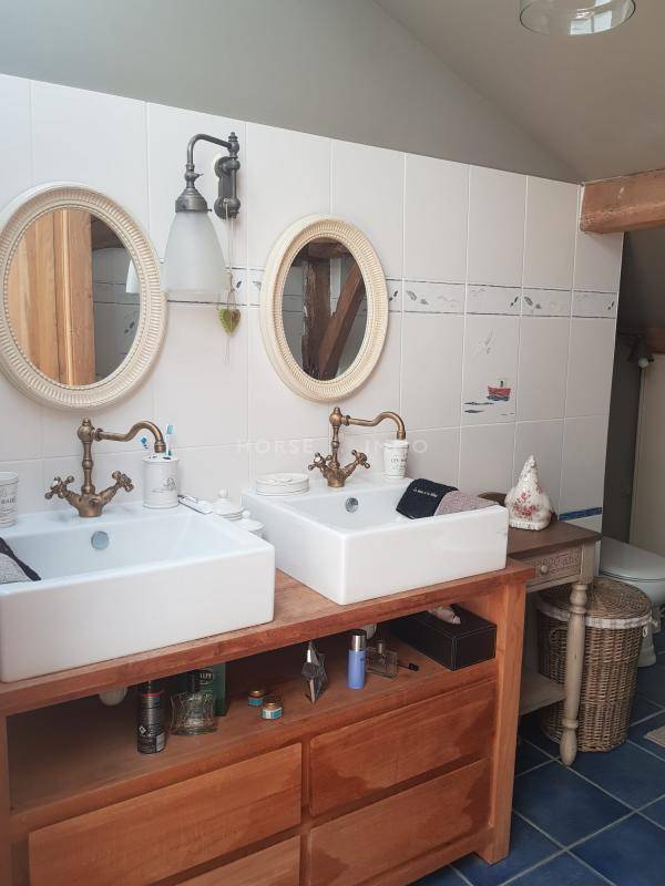 Belle propri&eacute;t&eacute; &eacute;questre avec deux maisons et 9 hectares en V