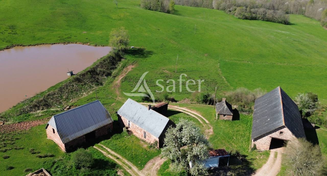 Propriété à rénover sur 60ha avec étang, proche Terrasson