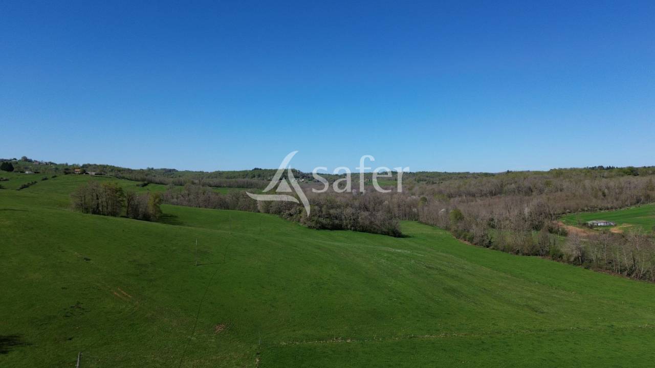 Propriété à rénover sur 60ha avec étang, proche Terrasson