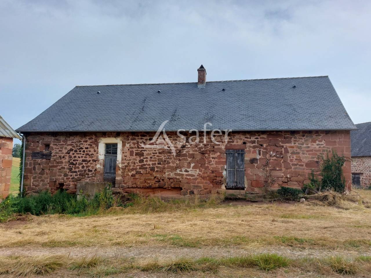Propriété à rénover sur 60ha avec étang, proche Terrasson