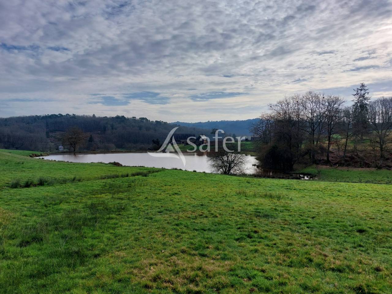 Propriété à rénover sur 60ha avec étang, proche Terrasson