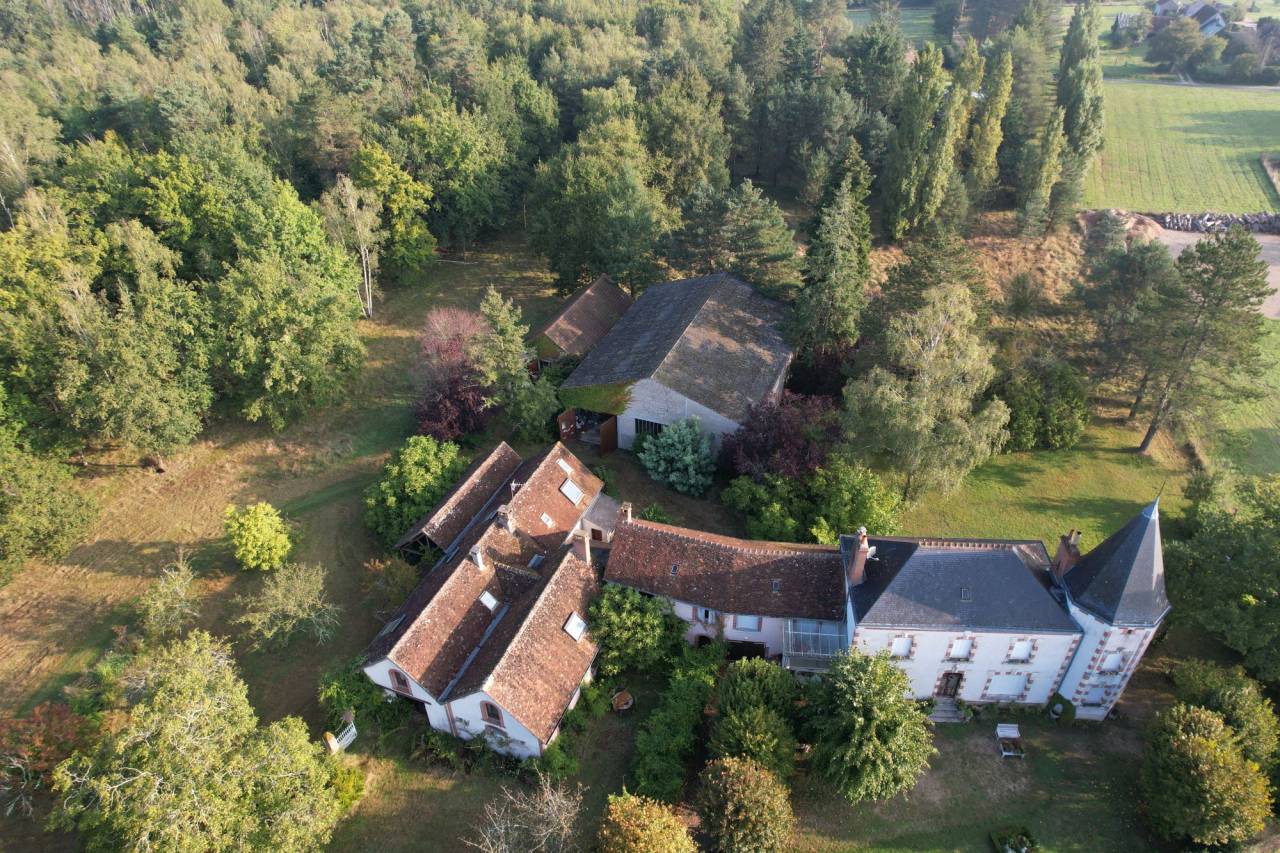 Propriété avec Deux Maisons et un Gîte sur 7,3 ha