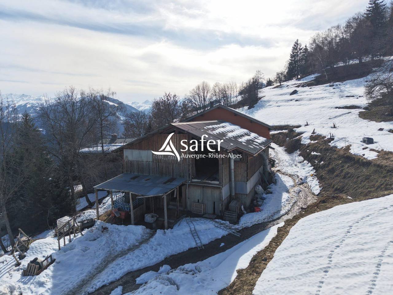 Ferme sur les hauteurs de Mo&ucirc;tiers