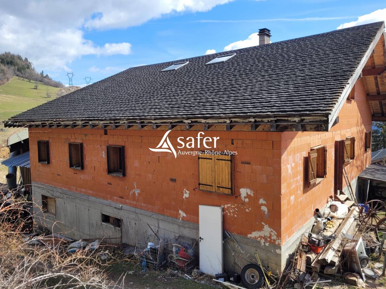 Ferme sur les hauteurs de Mo&ucirc;tiers