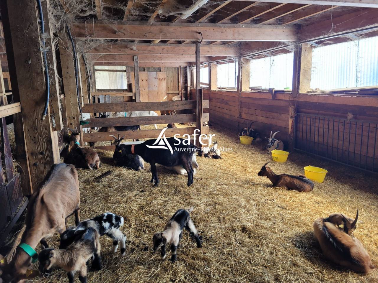 Ferme sur les hauteurs de Mo&ucirc;tiers