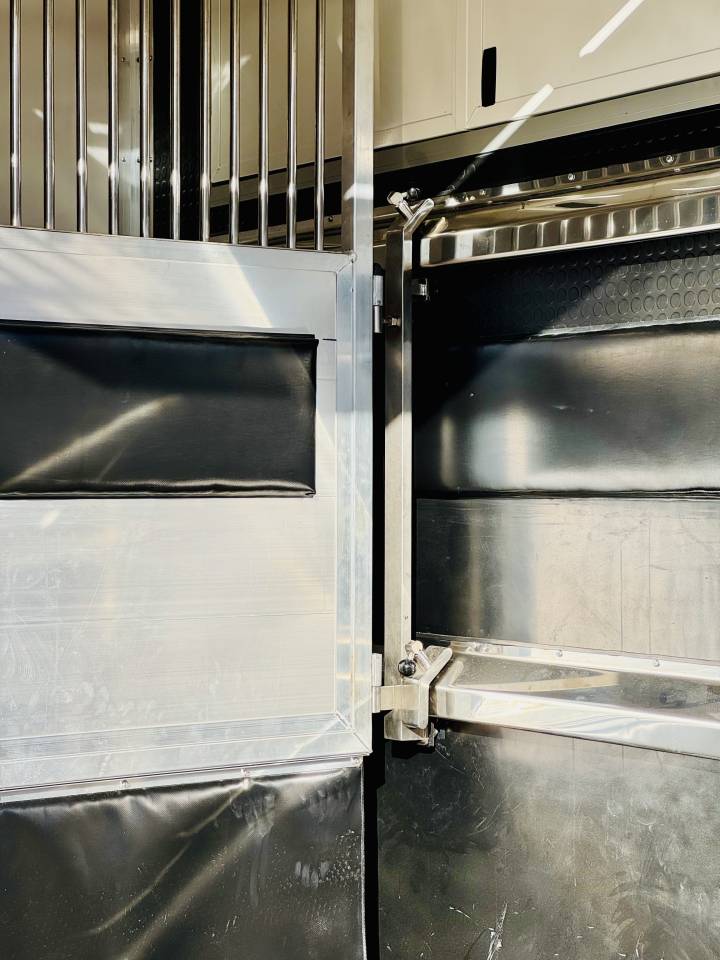 Camion chevaux stalles renforcé TVA RÉCUP  vendu 