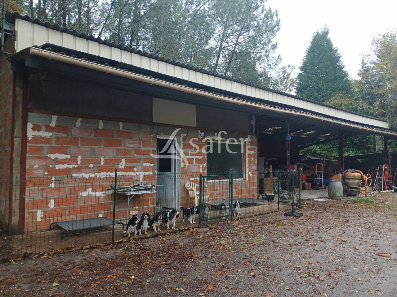 Propriété nichée sur des parcelles boisées et des prairies a