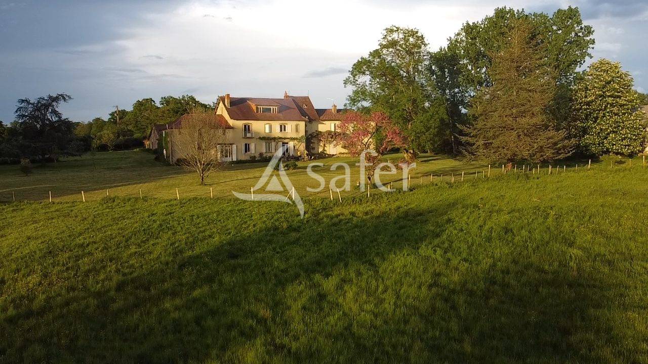 Propri&eacute;t&eacute; de caract&egrave;re avec g&icirc;tes et 125 hectares