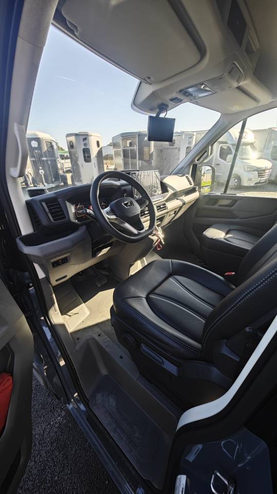 Camion Man TGE chevaux Krismar 5 places assises stalles
